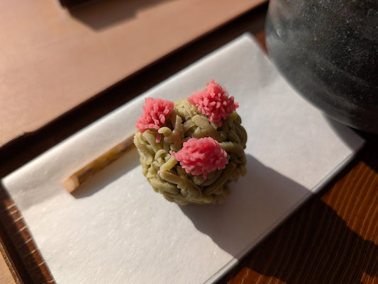 皿にのせた練り切りの和菓子