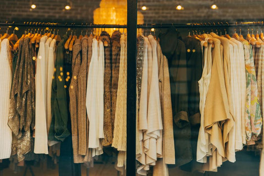 店のハンガーに掛かった服